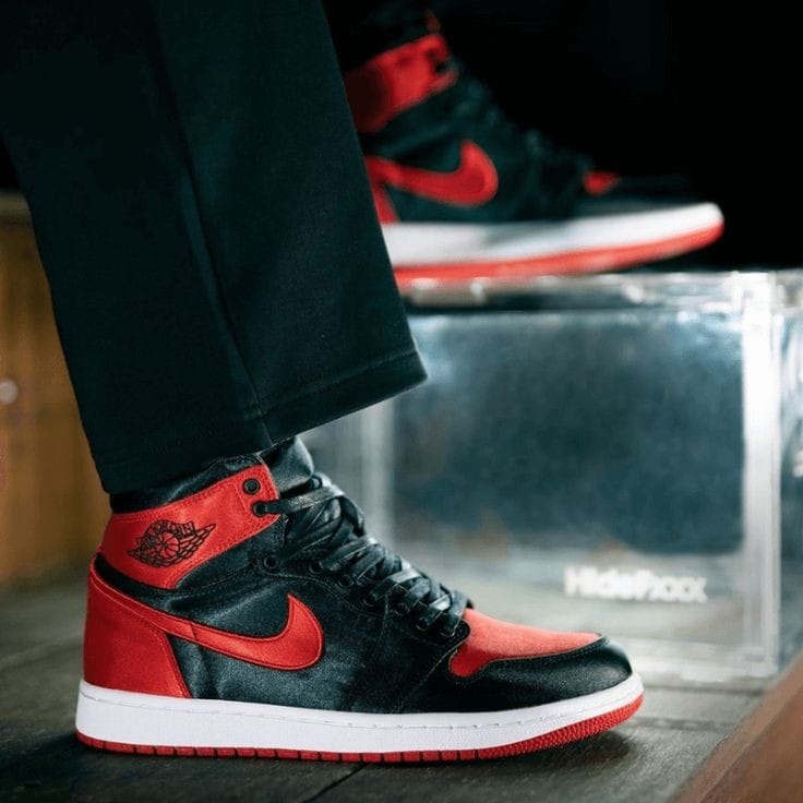 NIKE AIR JORDAN RETRO 1 HIGH