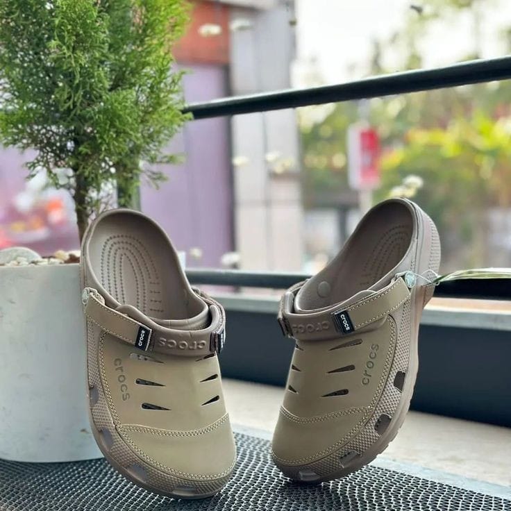 CROCS YUKOON  ( BEIGE )